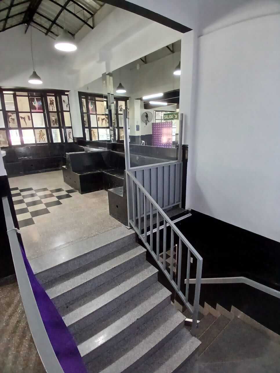 Salón de danza principal amplio y luminoso